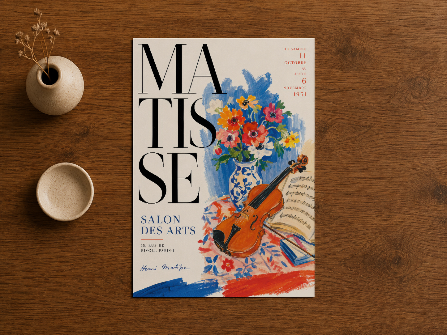Matisse Salon des Arts duvar baskısı, ahşap masada sergilenen, canlı renk paleti ve sanatsal dekorasyon.