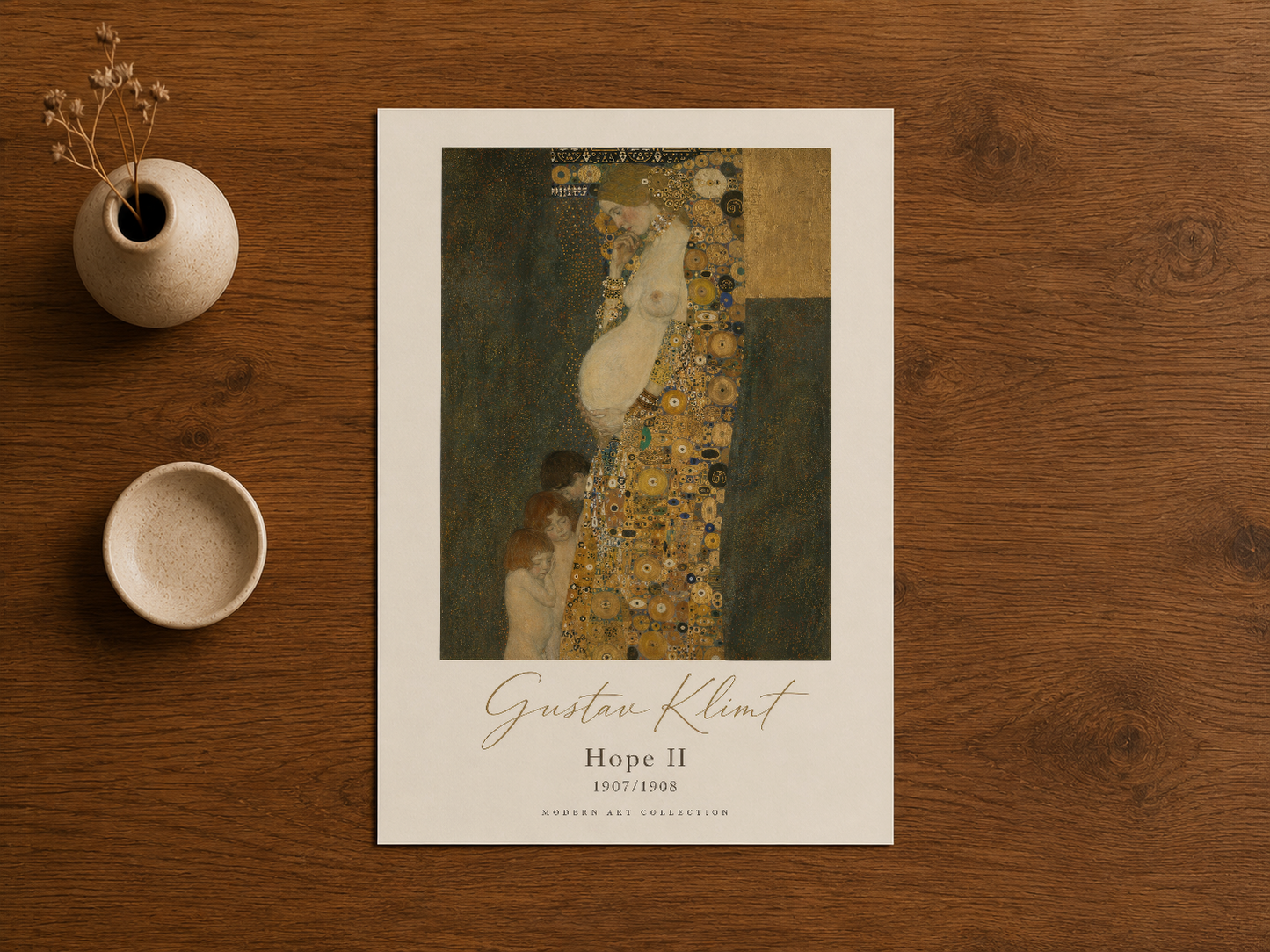 Klimt'in Hope II eseri, ahşap masada sergilenen dekoratif sanat posteri olarak sunuluyor.
