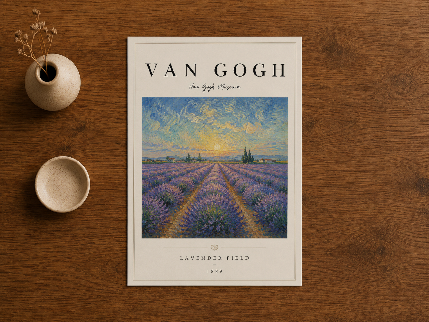 Van Gogh'un Lavanta Tarlası tablosu, doğal çerçevesi ve ahşap zemin üzerinde sergilenen, Provans estetiğini yansıtan sanat