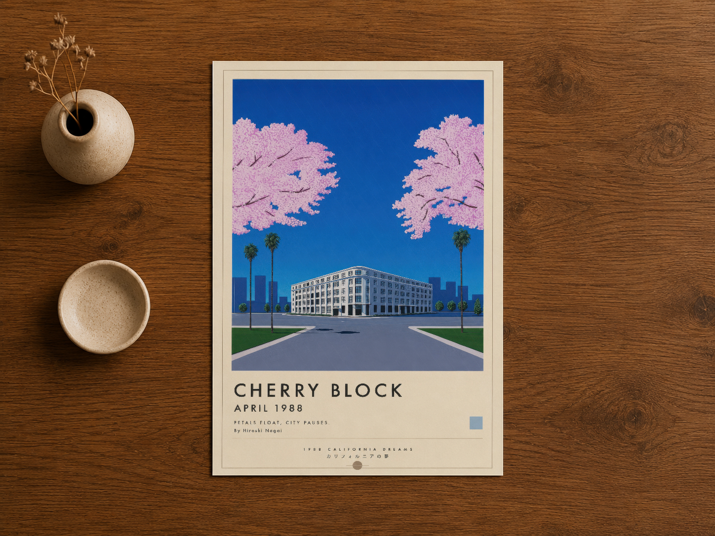 Açık renkli çerçeveli Cherry Block tablosu, ahşap yüzeyde duran tasarımcı poster, minimalist dekor aksesuarlarıyla.