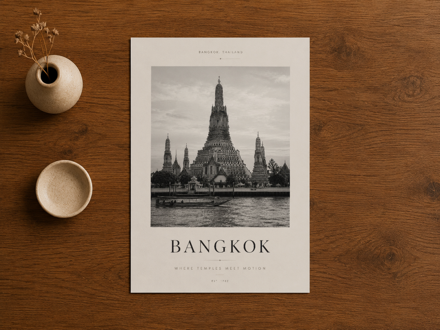 Bangkok şehir posterinin yumuşak minimaliste sunumu, ahşap doku ve doğal dekorasyon aksesuarlarıyla.