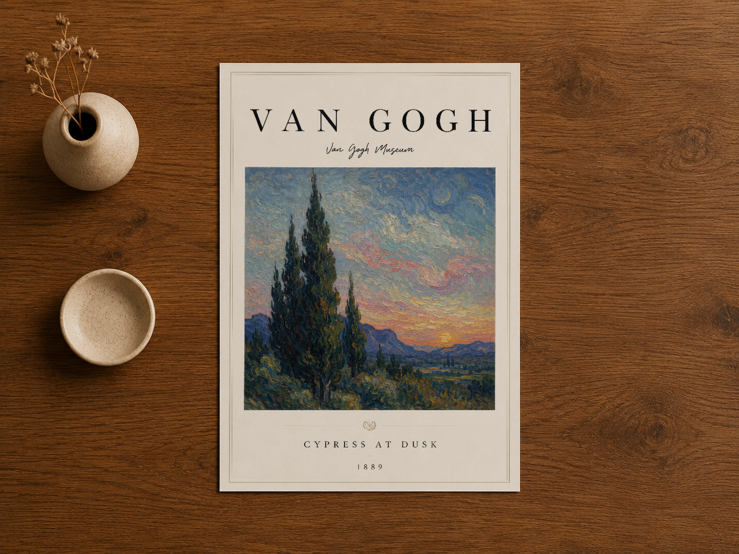Van Gogh Gün Batımında Selvi tablosu, ahşap masada seramik dekorasyon aksessuarları ile birlikte.