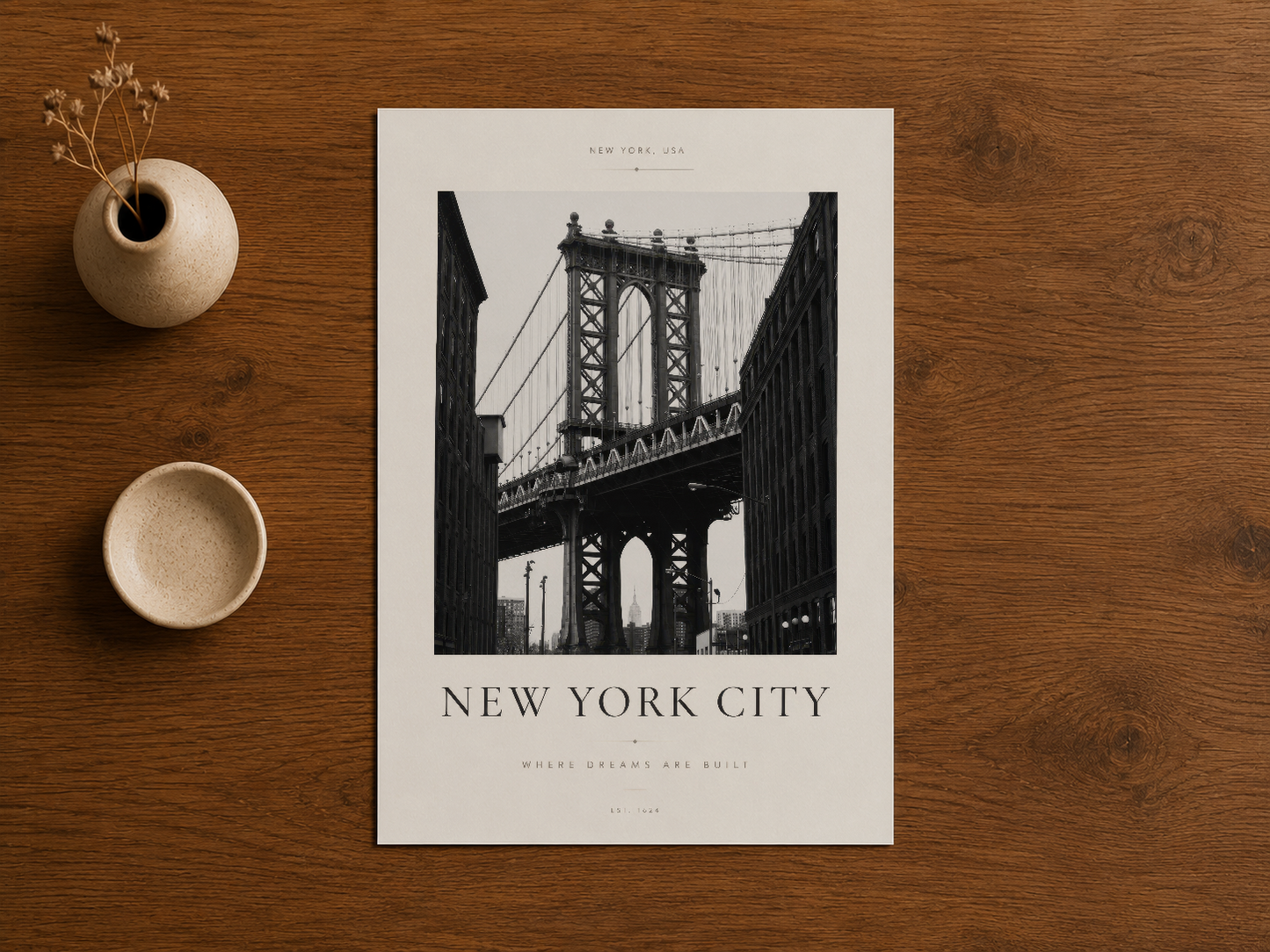 Ikon Manhattan Köprüsü tasarımlı duvar sanatı posteri, doğal ahşap zeminde sergilenen baskı.