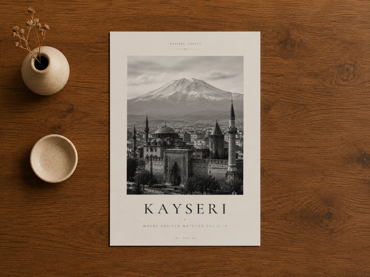 Kayseri poster, doğal ahşap zemin üzerinde, seramik vazo ve dekoratif elemanlarla geniş açı görünümü.