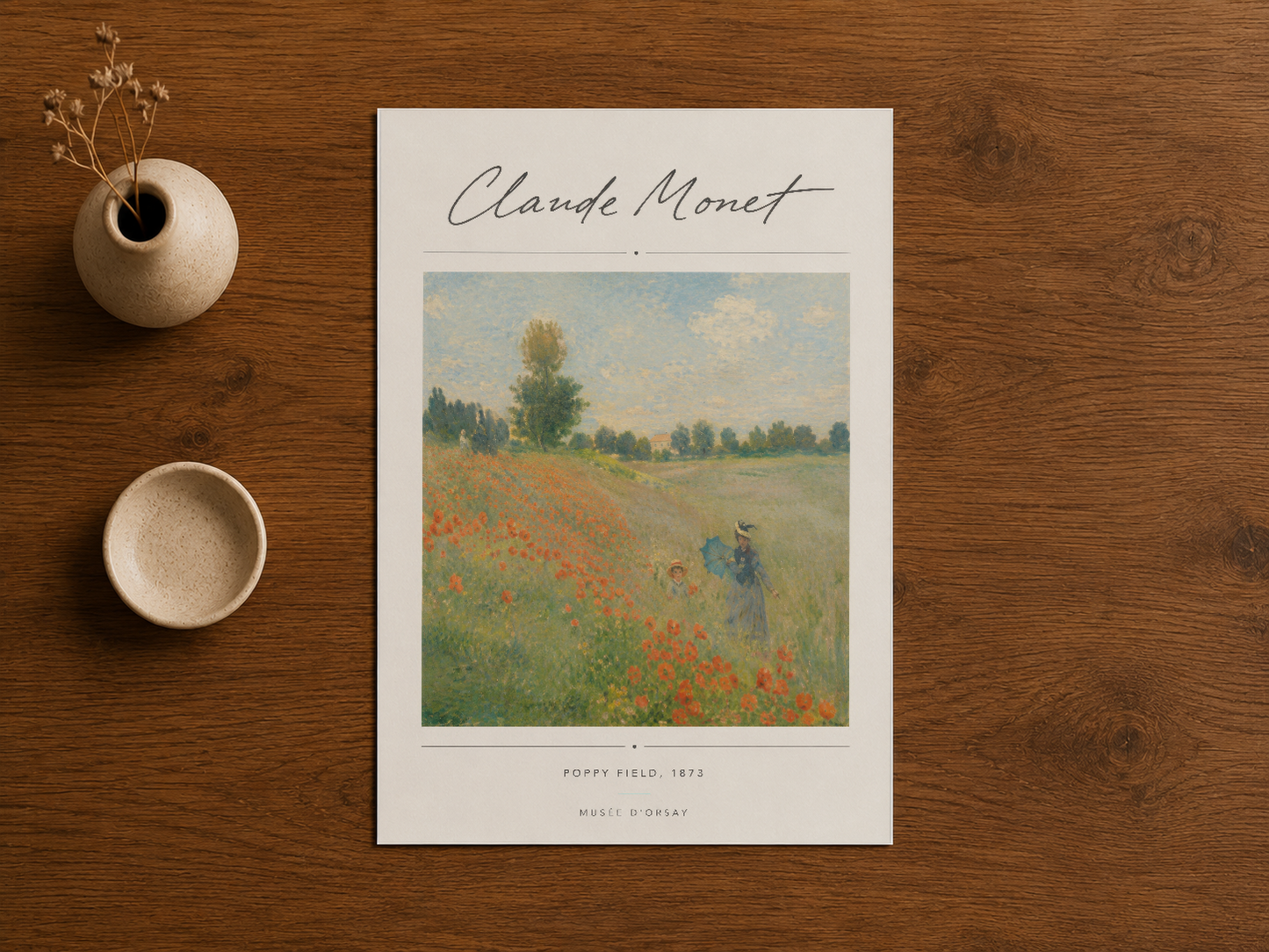 Doğal ahşap masada sergilenen Monet'nin İtiren Çiçekler poster sanat baskısı.