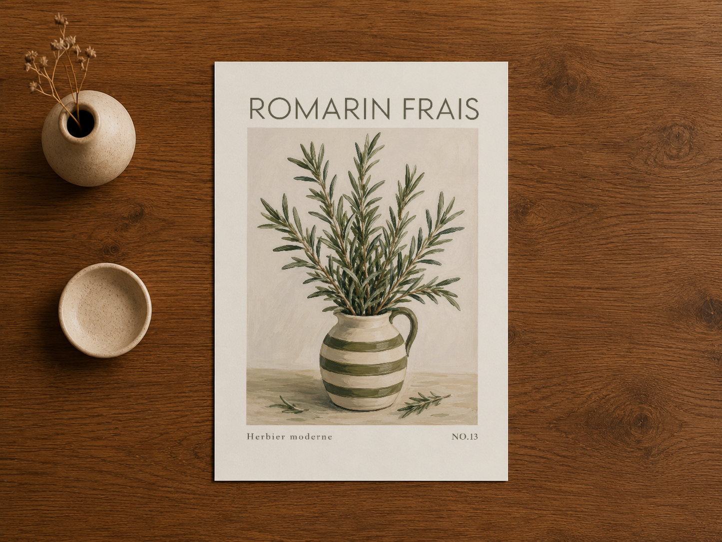 Romarin Frais sanat baskısı, ahşap masa üstünde seramik süslülerle görseli.