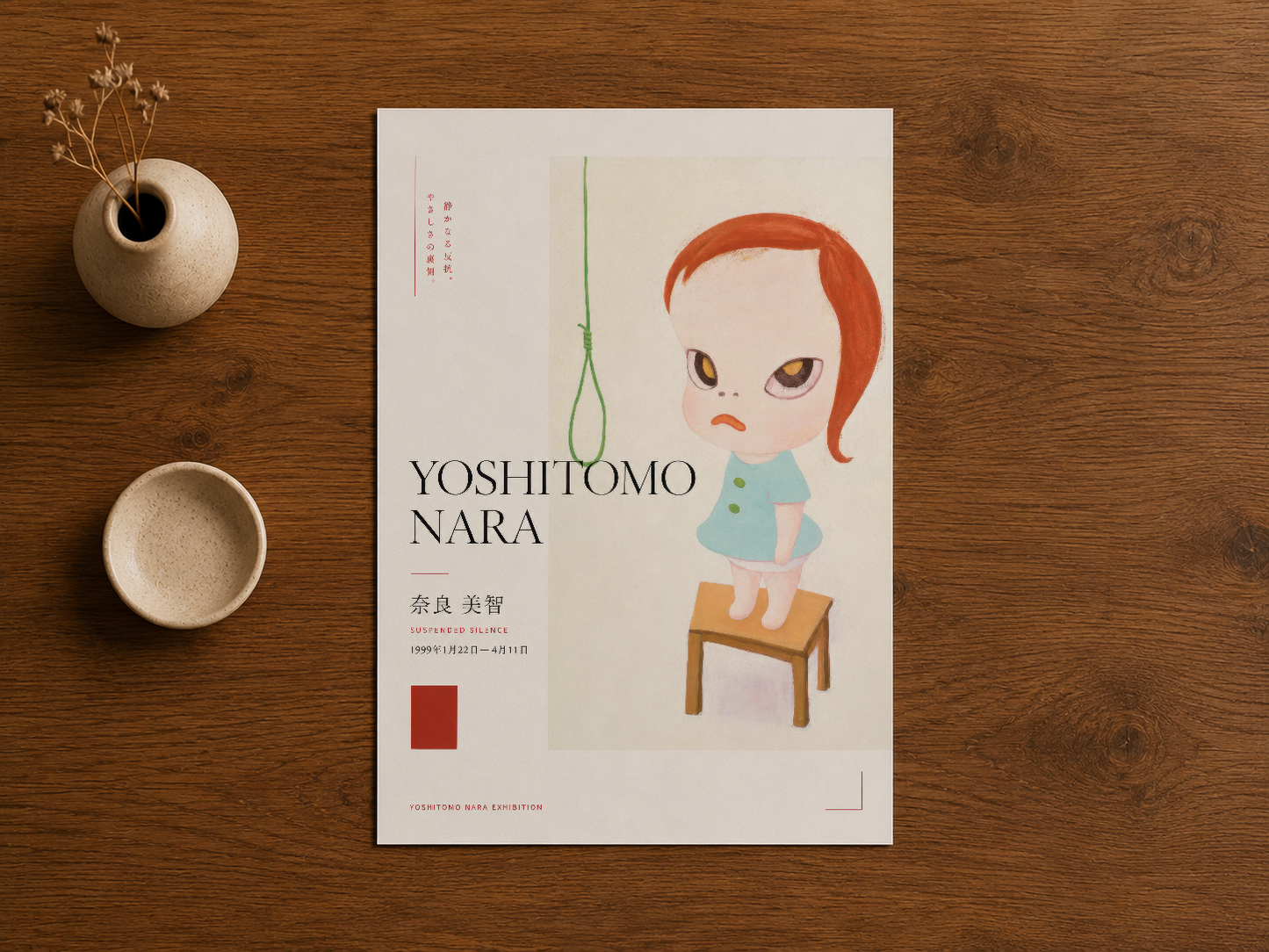 Yoshitomo Nara sergisinin kurumsal kimliğini yansıtan duvar sanat eseri, doğal ahşap ortamında sergileniyor.