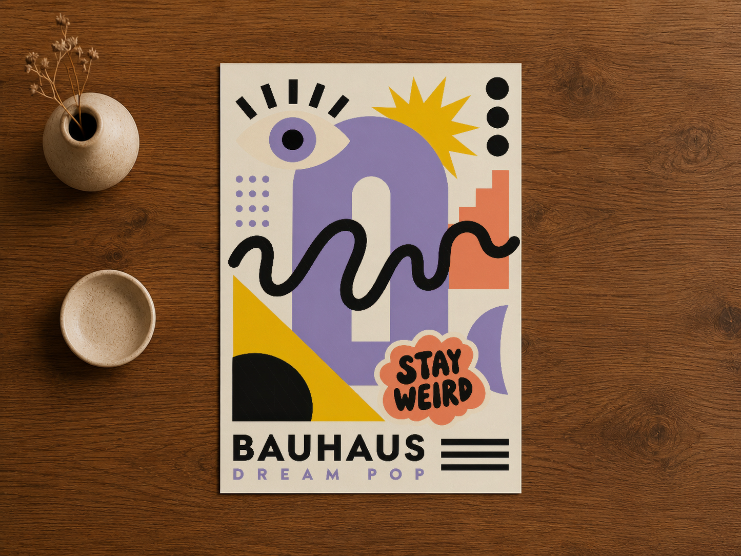 Bauhaus Dream Pop baskısı, ahşap masa üzerinde dekoratif vazo ve kaseler eşliğinde sergilenmiş sanat tablosu.