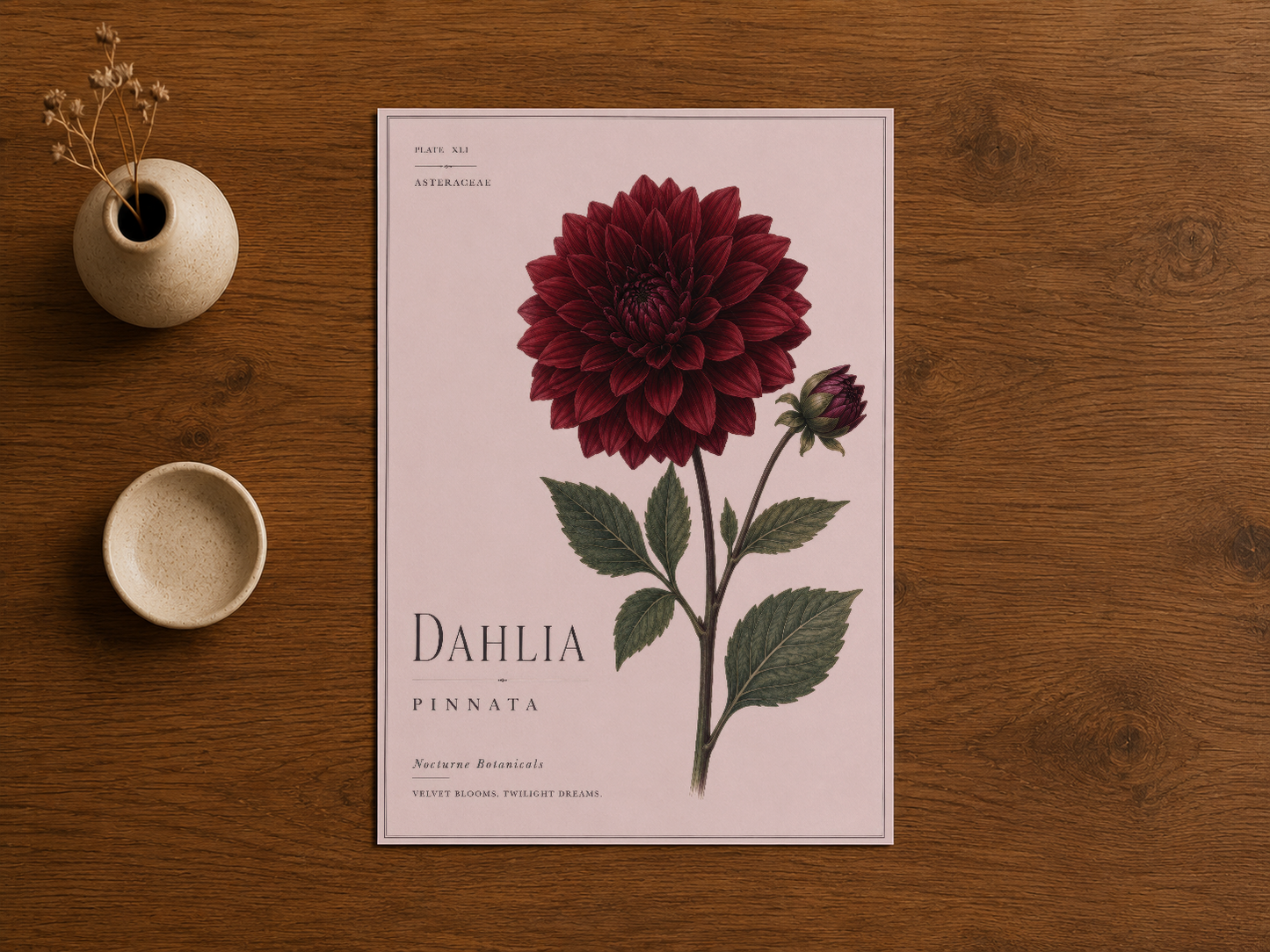 Ahşap masada sergilenen, klasik botanik tarzında tasarlanmış Dahlia çiçek tablosu.