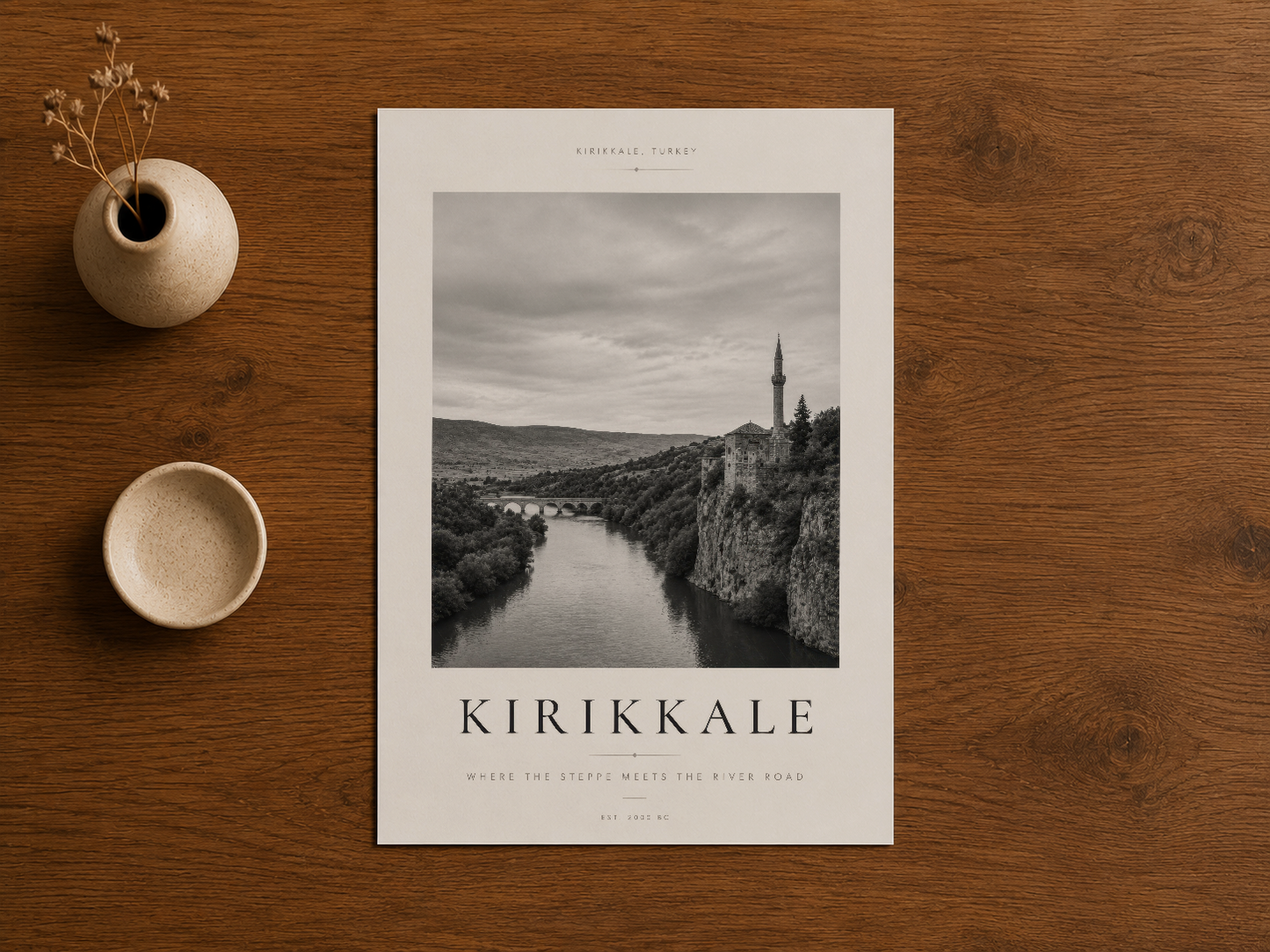 Kırıkkale duvar sanatı, doğal ahşap yüzeye yerleştirilmiş, minimal dekorasyon aksessuarlarıyla stilize edilmiş.