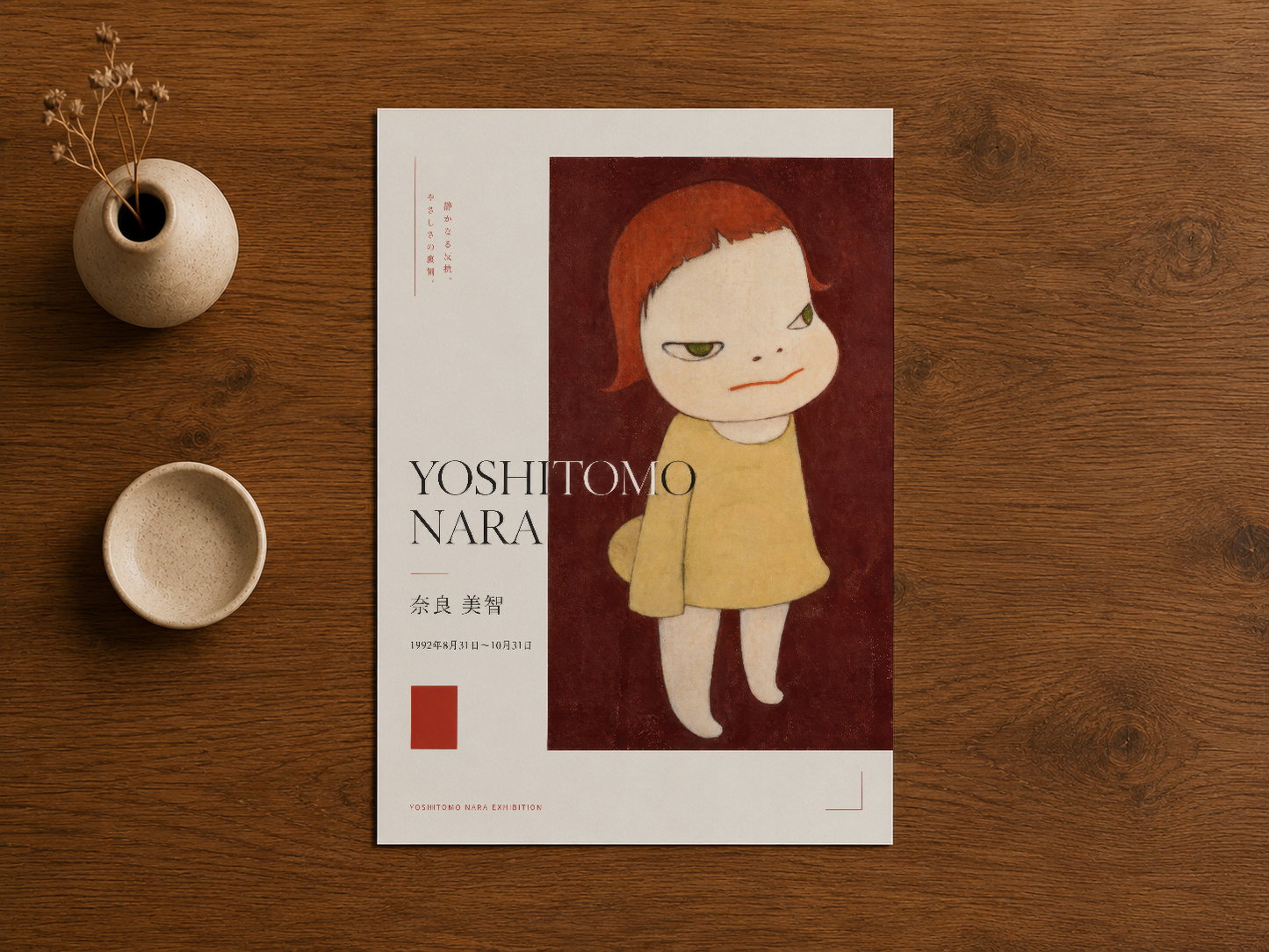 Koyu ahşap masa üzerinde, çiçek vazosuyla yan yana duran minimalist portre posteri, Japon sanatı koleksiyonu.