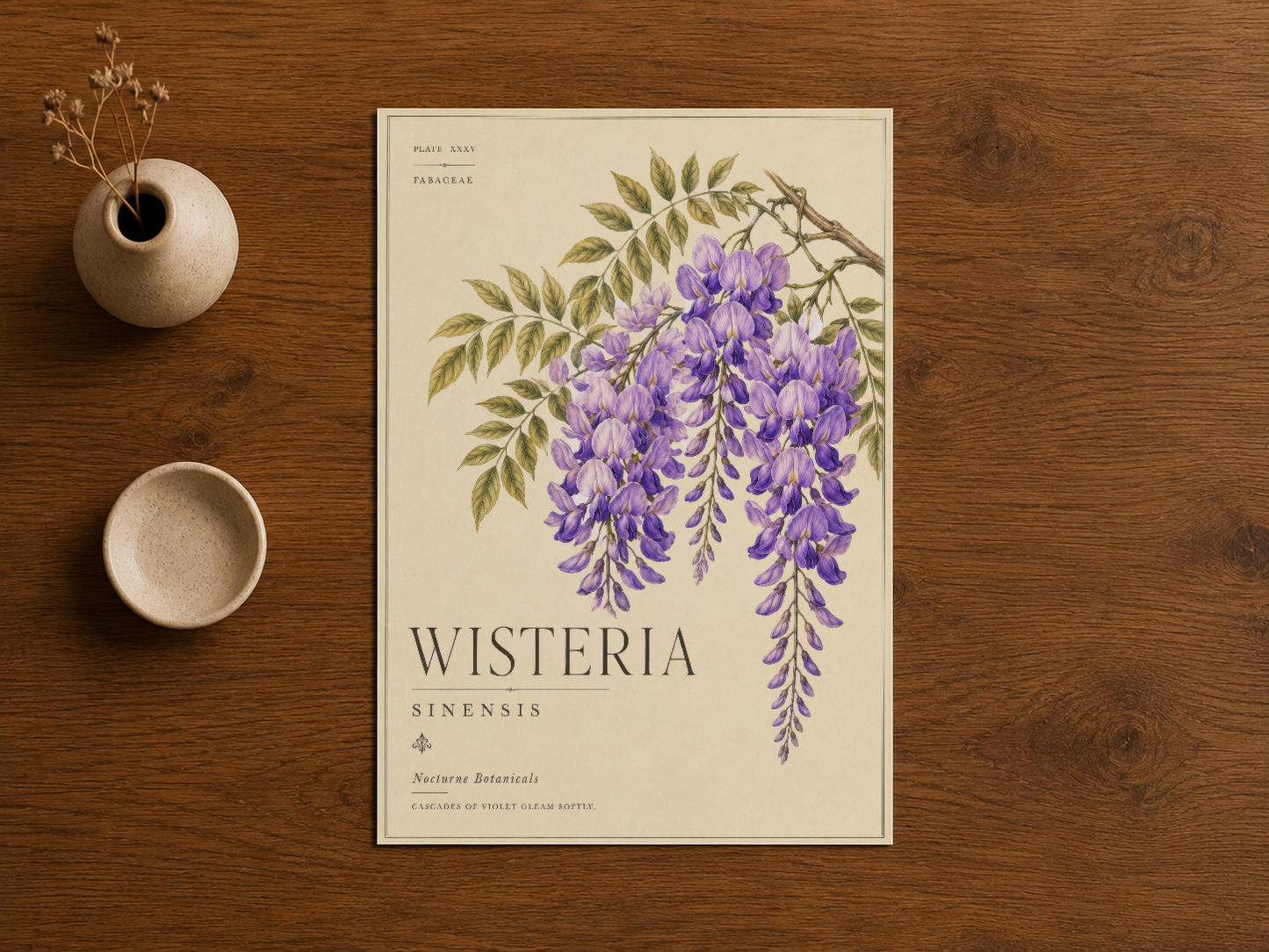 Şık botanik wisteria tasarımlı poster, ahşap masa üstünde kuru bitki ve dekoratif ayrıntılarla sunulan.