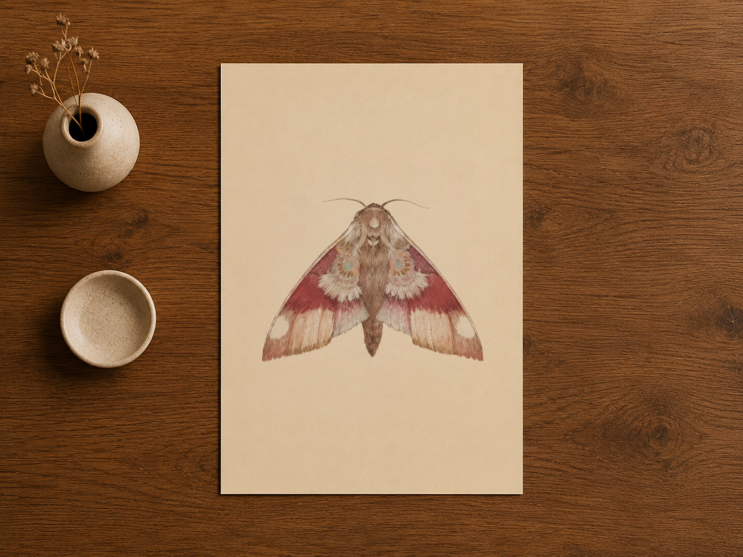 Ahşap yüzey üzerinde konumlandırılmış, rengarenk moth motifli sanat tablosu detay.