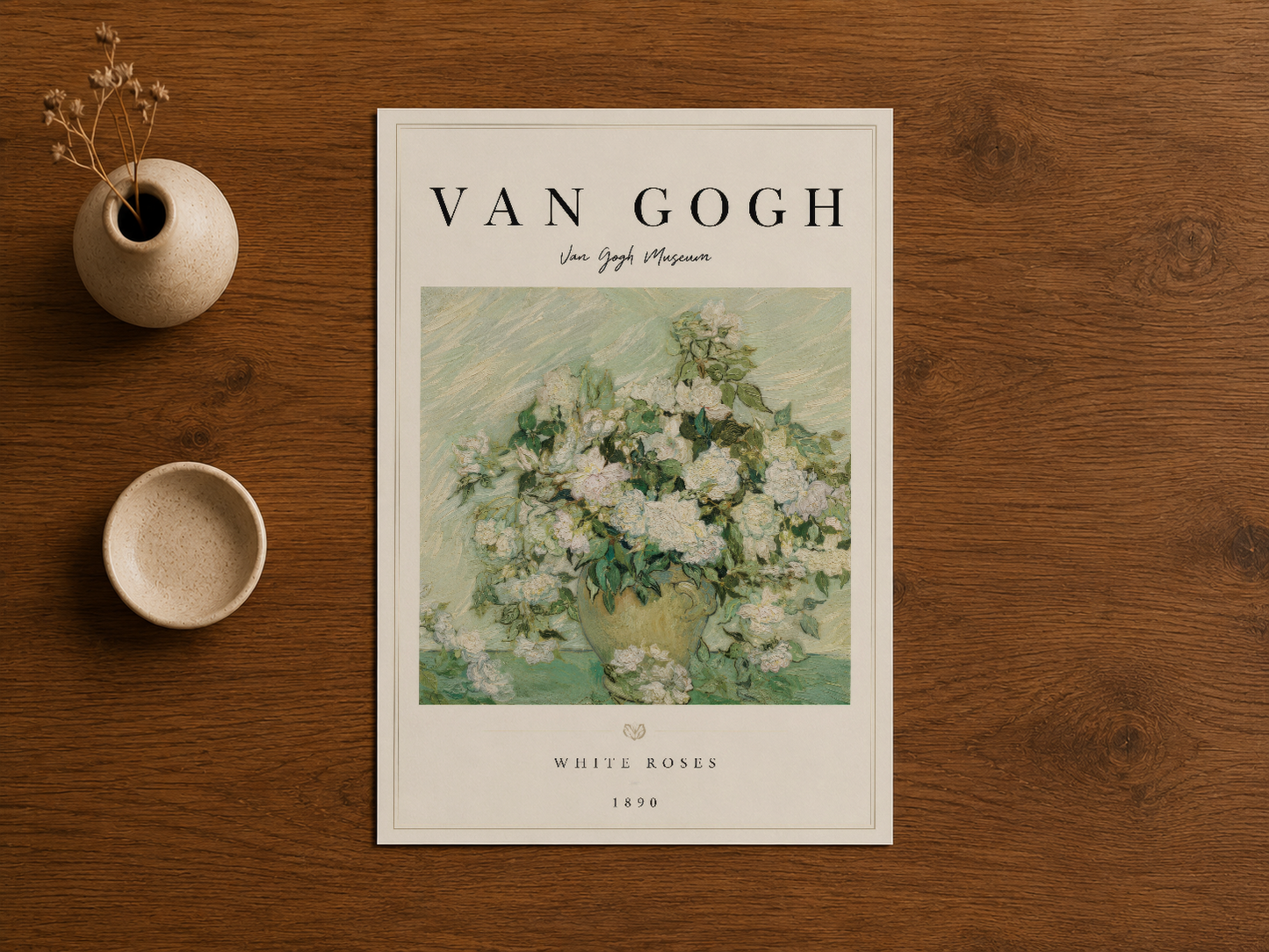 Van Gogh'un ikonik Beyaz Güller tablosu, doğal ahşap arka plan üzerinde zarif çerçeveyle gösteriliyor.