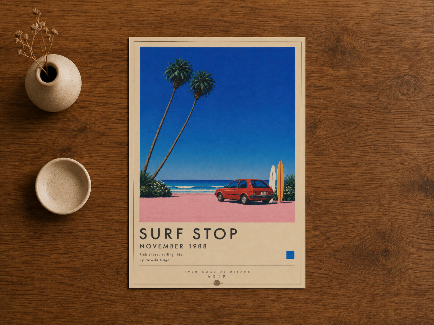 Ahşap zemin üzerinde Surf Stop posterinin çerçeveli hali, minimalist ev dekorasyonu örneği.