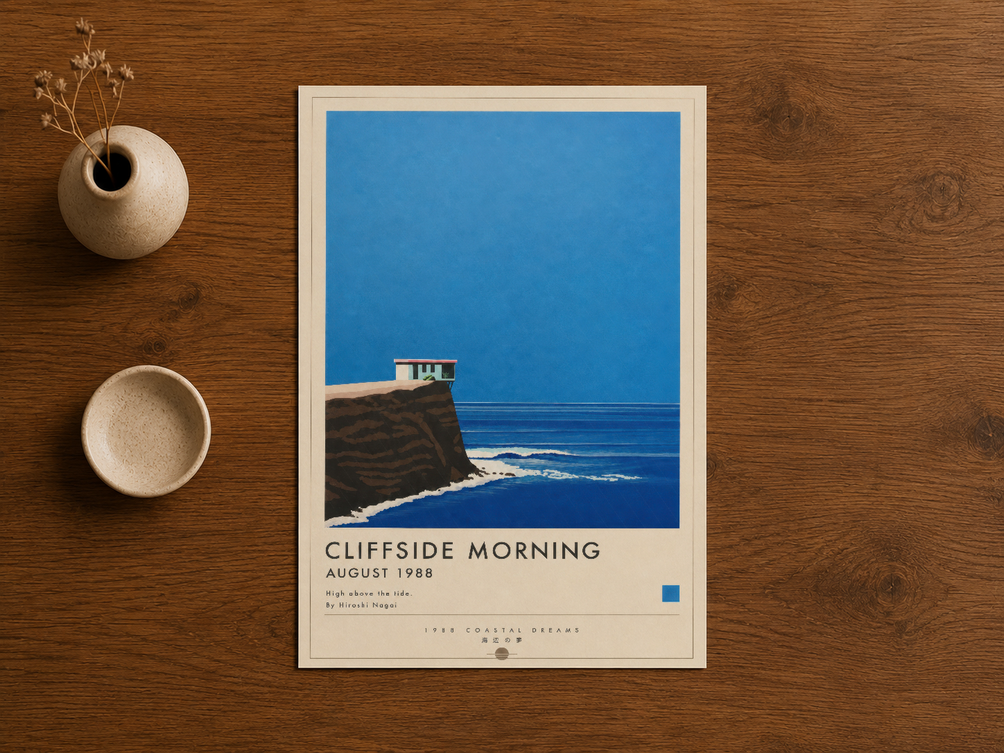 Ahşap zemin üzerinde Cliffside Morning posteri, seramik dekoratif aksesuarlarla iskandinav tarzı düzenleme.