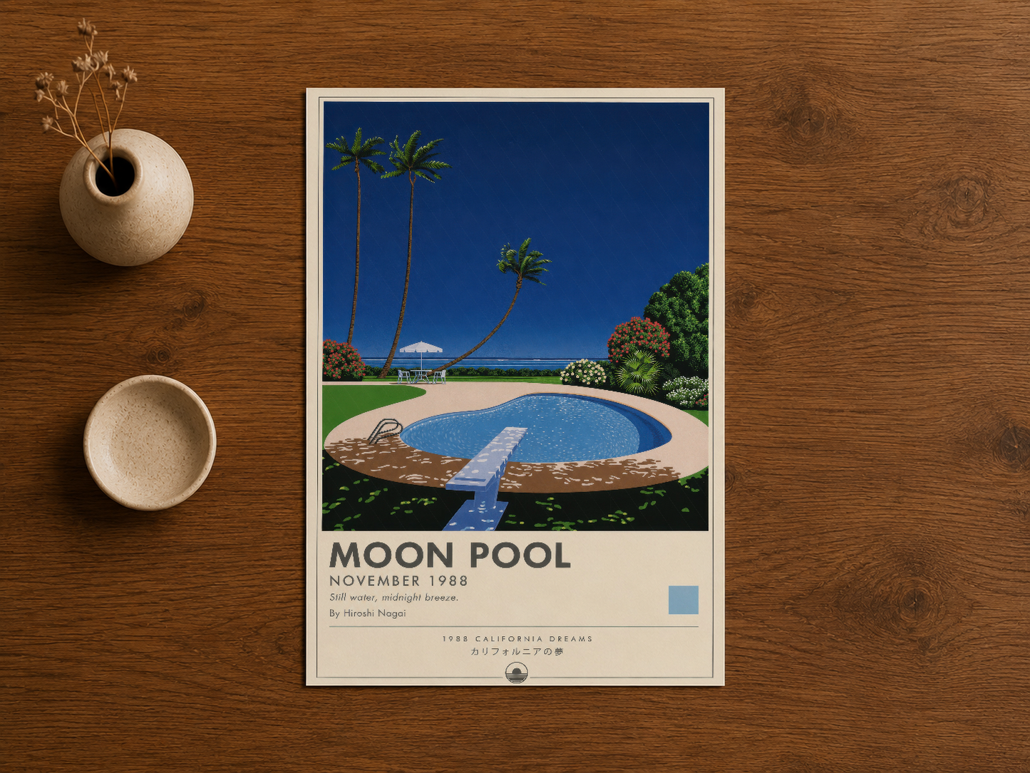 Moon Pool tablosu, doğal ahşap arka planda; sakin minimalist dekorasyon stilinde, tropikal manzara tasarımı ile.