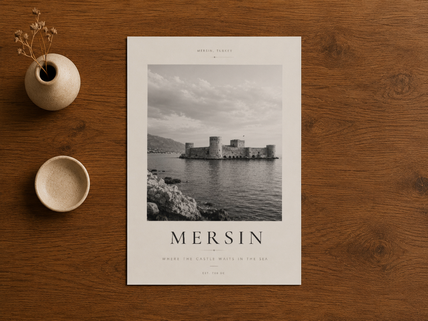 Mersin deniz kale görüntüsü, ahşap masa üzerinde sergilenen modern sanat tablosu.