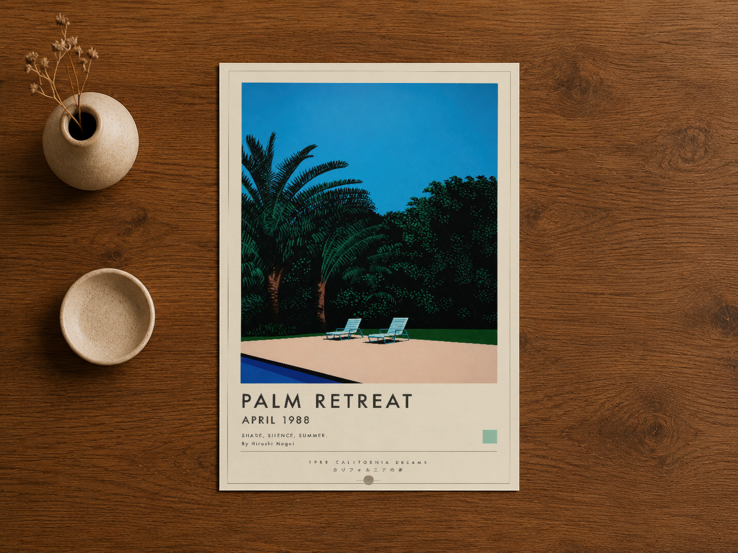Palmiye ormanı ve sunak manzarası içeren Palm Retreat baskı, seramik aksesuarlar ve doğal ağaç yüzey üzerinde sergileniyor.