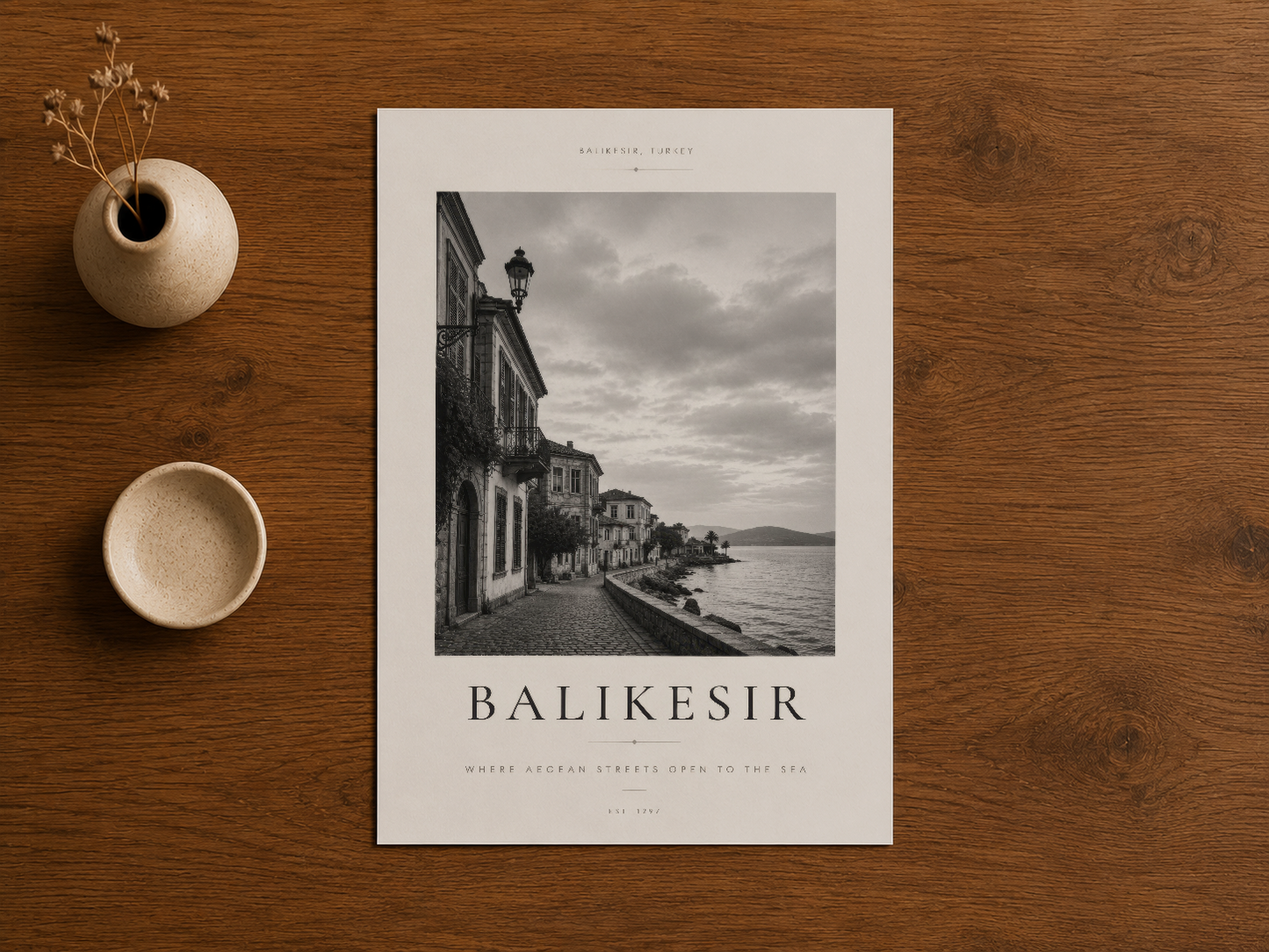 Balikesir travel poster, ahşap masada sergilenen dönem fotoğrafı, authentic sanat baskısı ve boho dekorasyon.