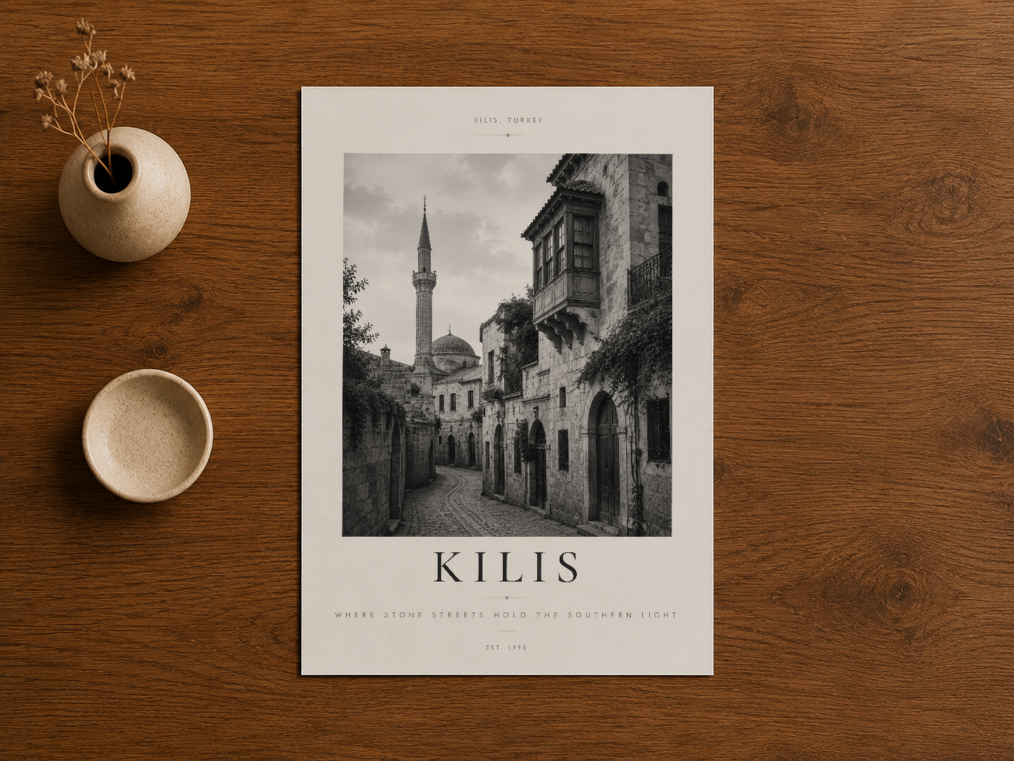 Kilis Türkiye sanat baskısı, ahşap zeminde, doğal çiçeklerle sunulan siyah beyaz poster.