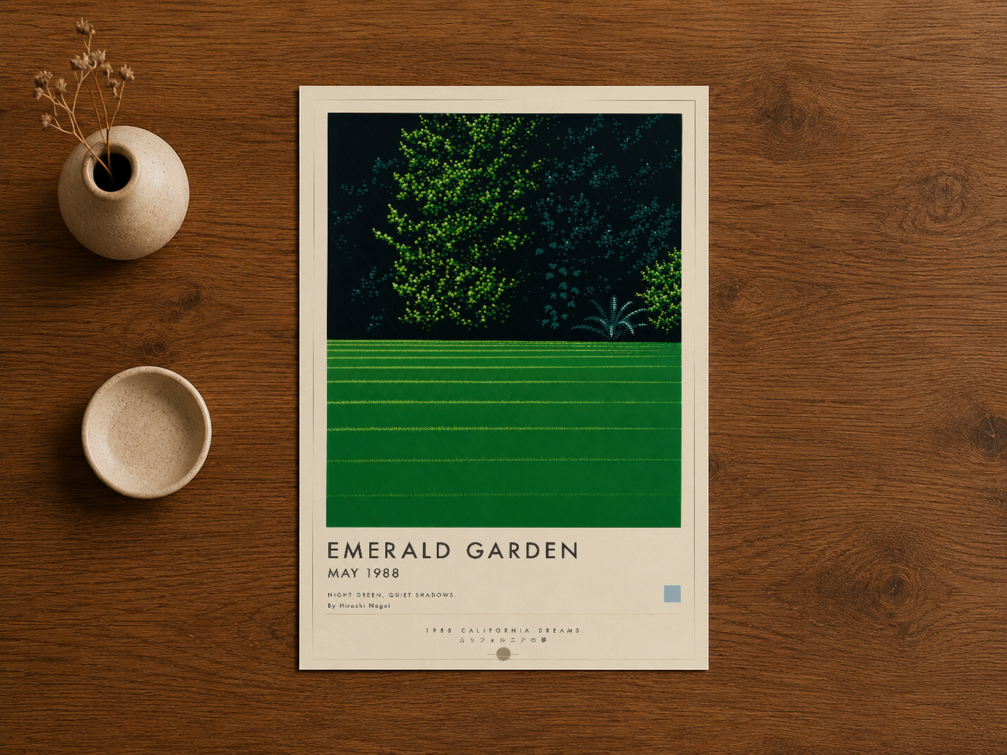 Emerald Garden posteri ahşap masa üstünde, seramik aksesuarlarla birlikte tasarım gösterişi.