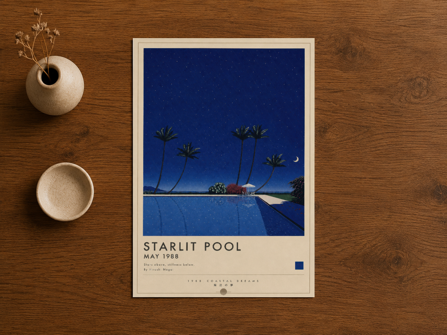 Starlit Pool tablosu ahşap arka planda, heykelsi vazolarla tamamlanmış minimalist dekor stilleri.