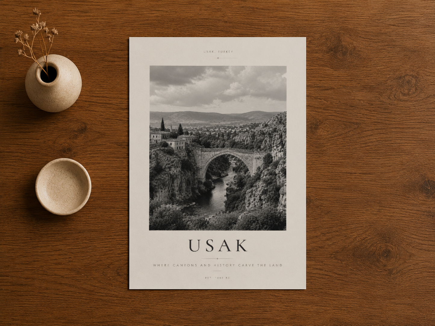 Usak poster tasarımının ahşap tablo üzerinde detaylı görünümü, dekoratif seramik aksesuarlar ve doğal tarz ile.