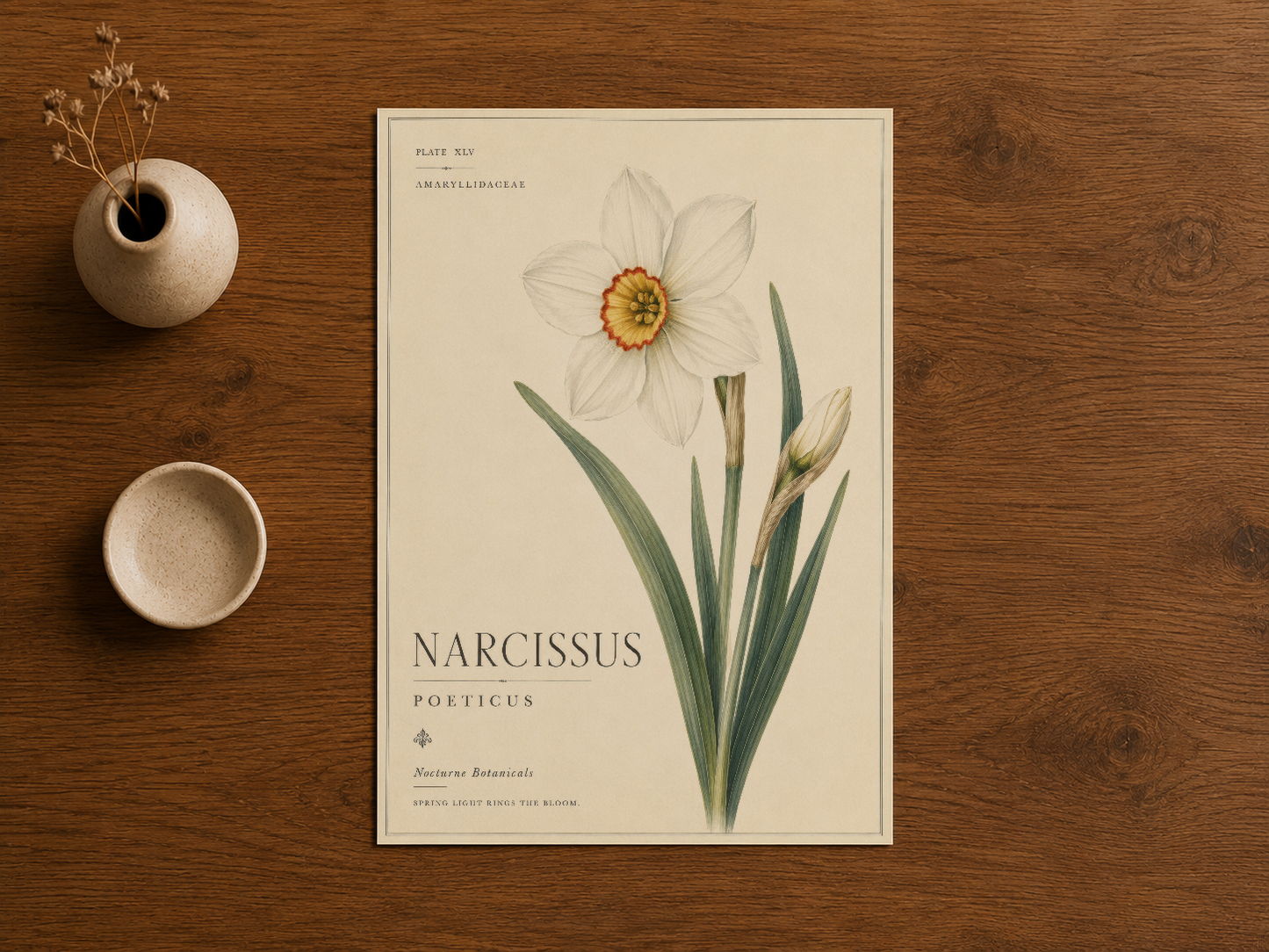 Clas Narcissus Poeticus sanat baskısı, ahşap masanın üstünde çerçeveli, minimal dekorasyon ile sergileniyor.