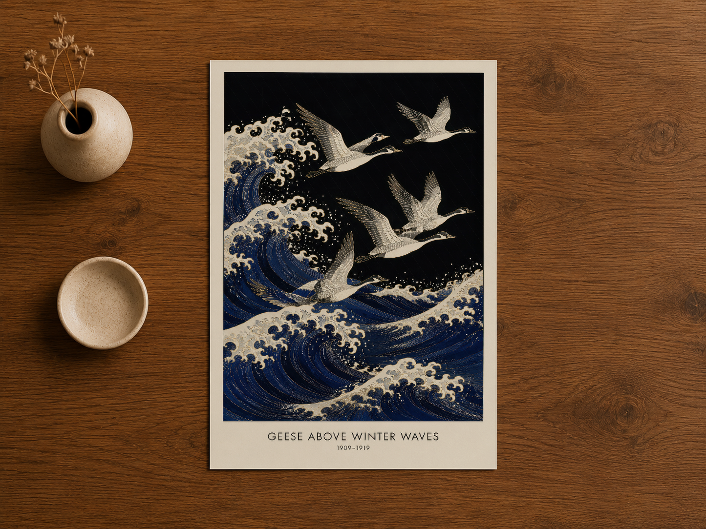 Ahşap zemin üzerinde duran Geese Above Winter Waves posterinin detaylı görünümü, klasik sanat eseri tasarımı.