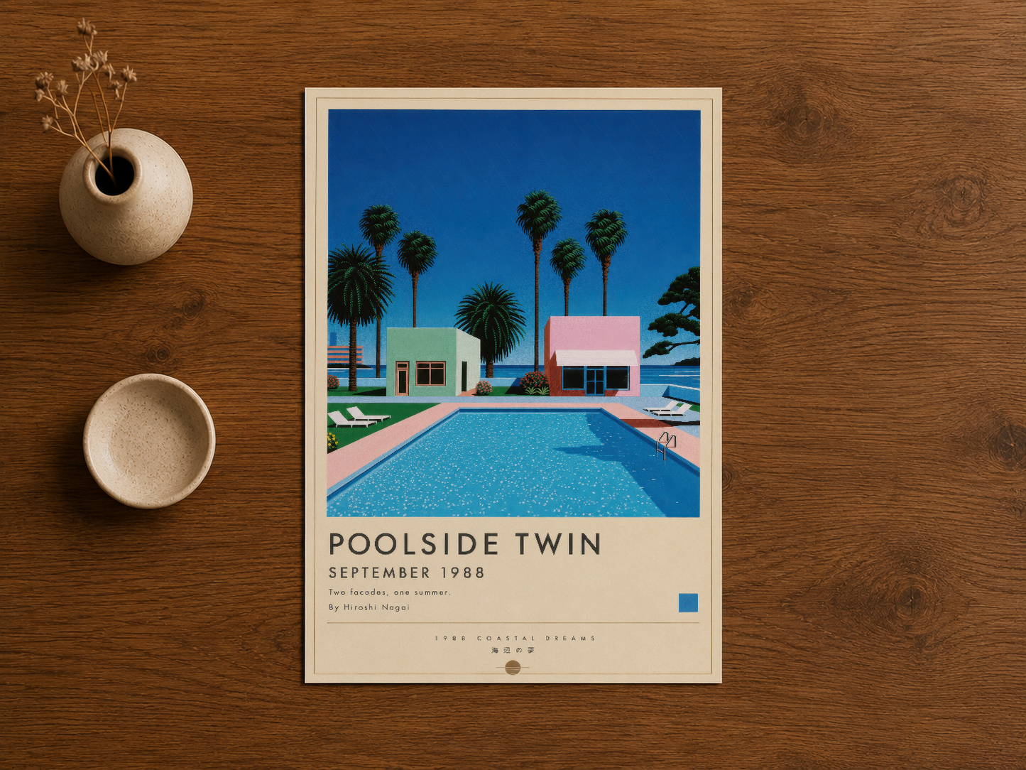 1988 tarihli Poolside Twin sanat baskısı, ahşap arka plan ve dekoratif aksesuarlarla.