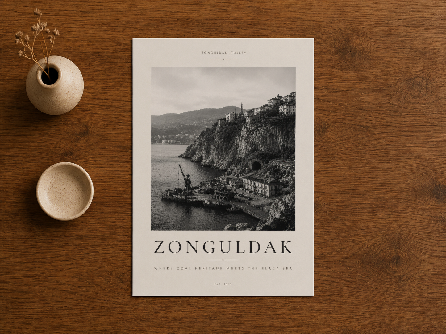 Zonguldak sanat posteri, ahşap masada seramik dekorasyonlar yanında, doğal ışıkta yüksek kalite gösterimi.