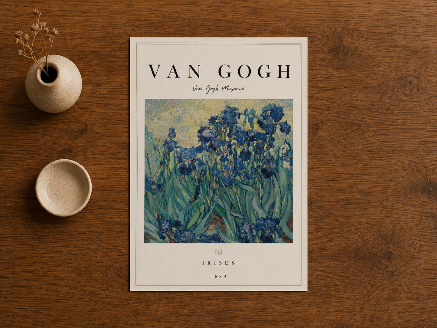 Van Gogh İris reprodüksiyonu, ahşap zemin ve doğal aksesuarlarla sıcak bir dekoratif tableau oluşturuyor.