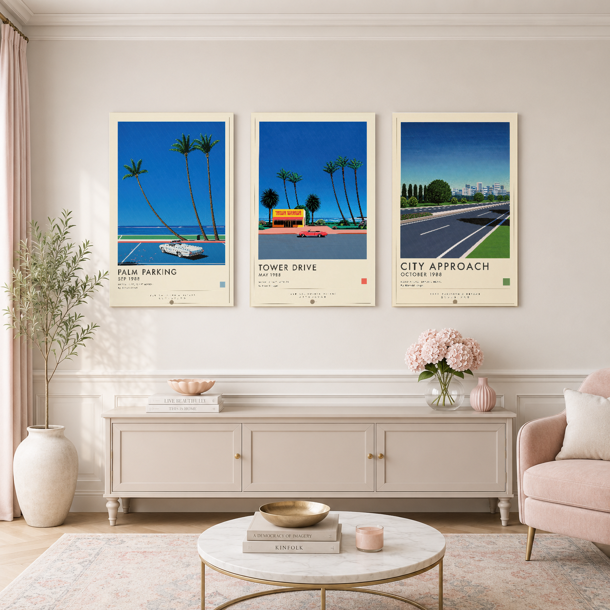 Retro triptych tablo seti, klasik otomotiv temasıyla şık yaşam alanını sofistike bir dekorla zenginleştiriyor.