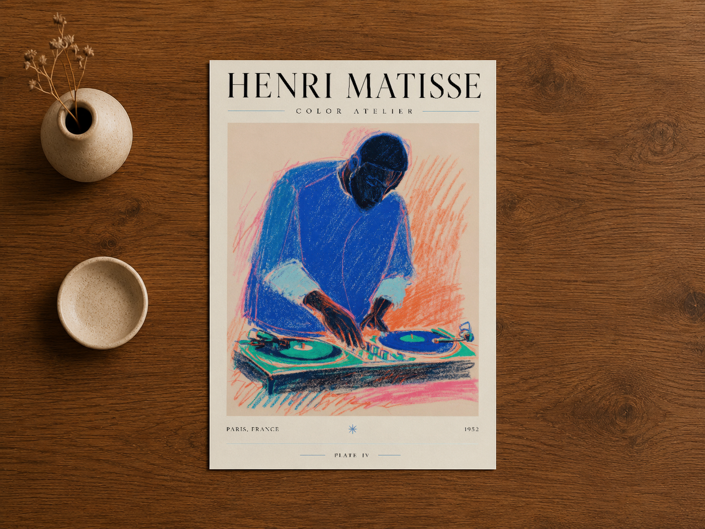Henri Matisse Color Atelier posteri, ahşap zemin üstünde seramik nesneler eşliğinde sunulan duvar tablosu.