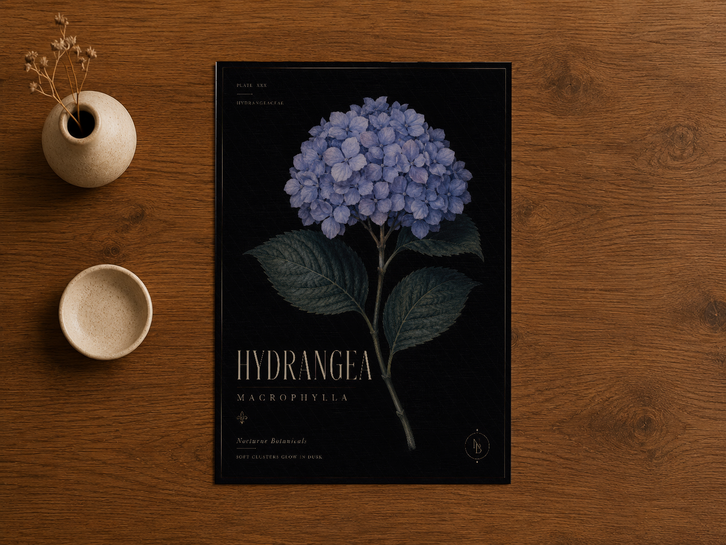 Açık mavi çiçek motifli hortensia tablosu, ahşap zeminde boho dekorasyon stiline uyum sağlıyor.