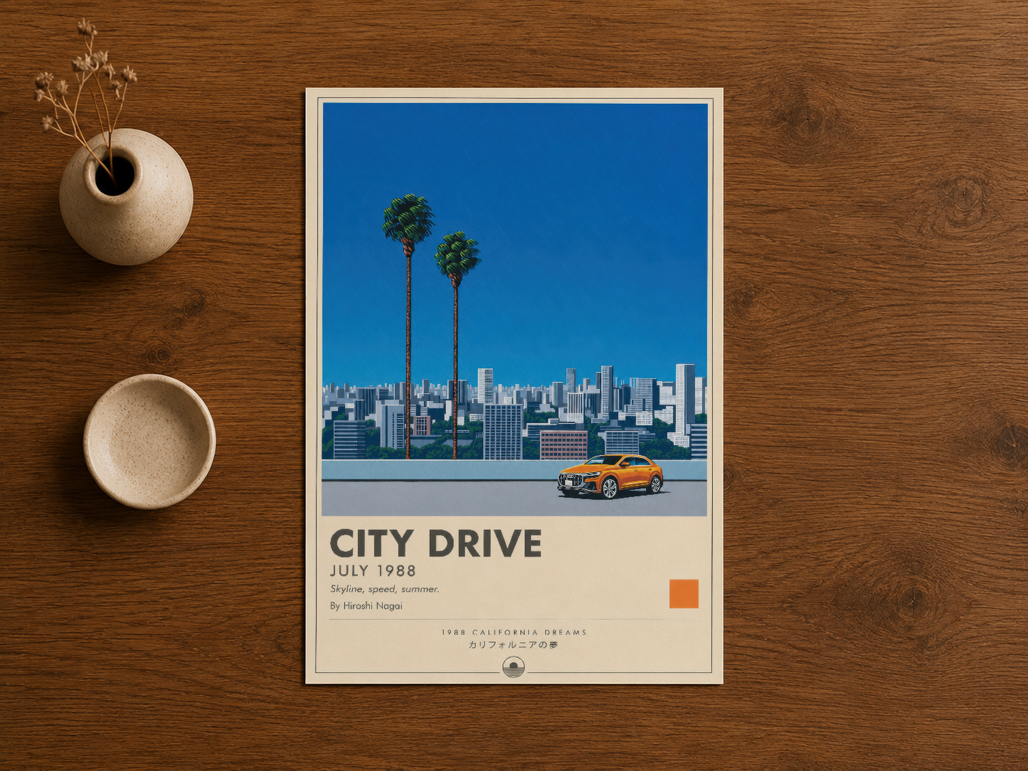 Ahşap ortamda, City Drive posteri dekoratif aksesuarlarla birlikte sergileniyor, gövde çiçeği ve tabak ile.