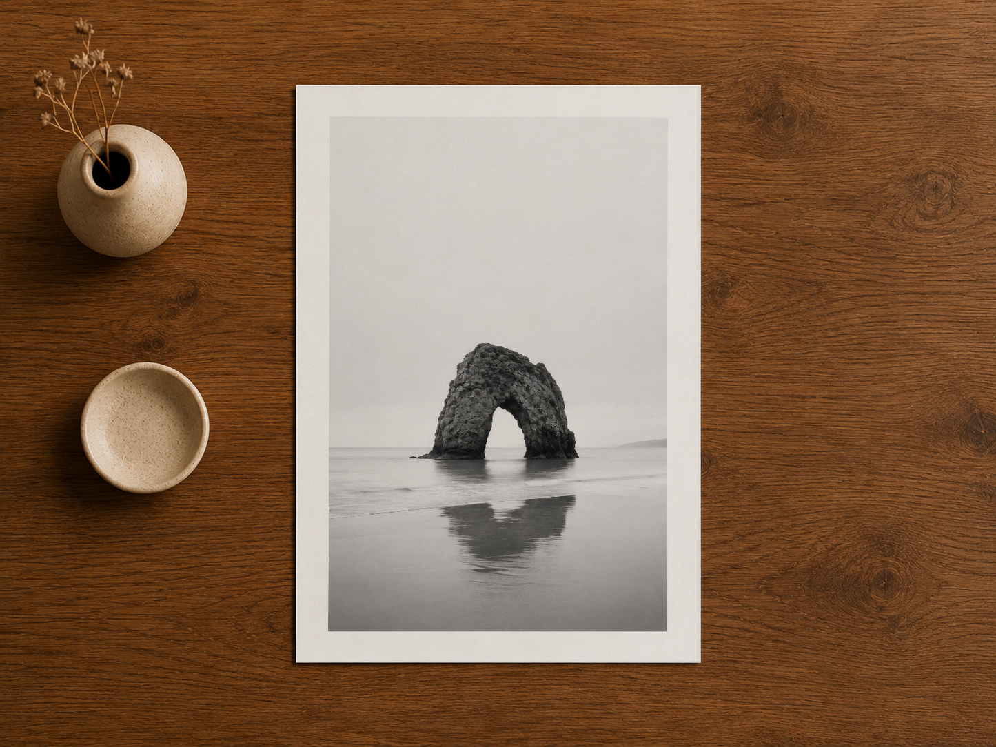 Minimalist siyah beyaz kaya formasyon fotoğrafı, beyaz mat baskı ahşap arka planda.