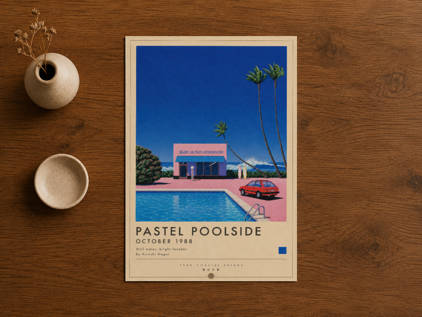 Pastel Poolside posteri, ahşap masanın üzerinde, vintage tarzda sunulan pop art tarzı tasarımla estetik bir görünüm
