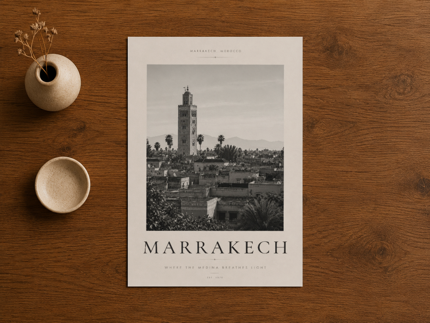 Marrakech şehir posteri, ahşap masanın üzerinde sanat baskısı, minimalist dekorasyon aksesuarlarıyla.