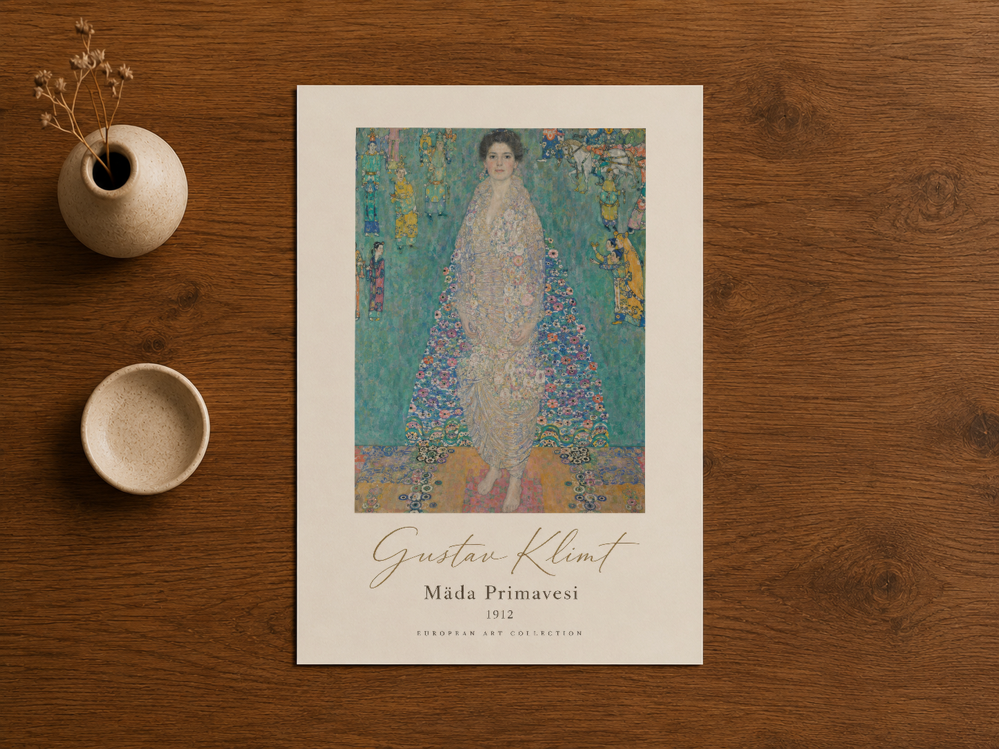 Gustave Klimt Mada Primavesi tablوsu, ahşap masa üzerinde seramik aksesuarlarla.