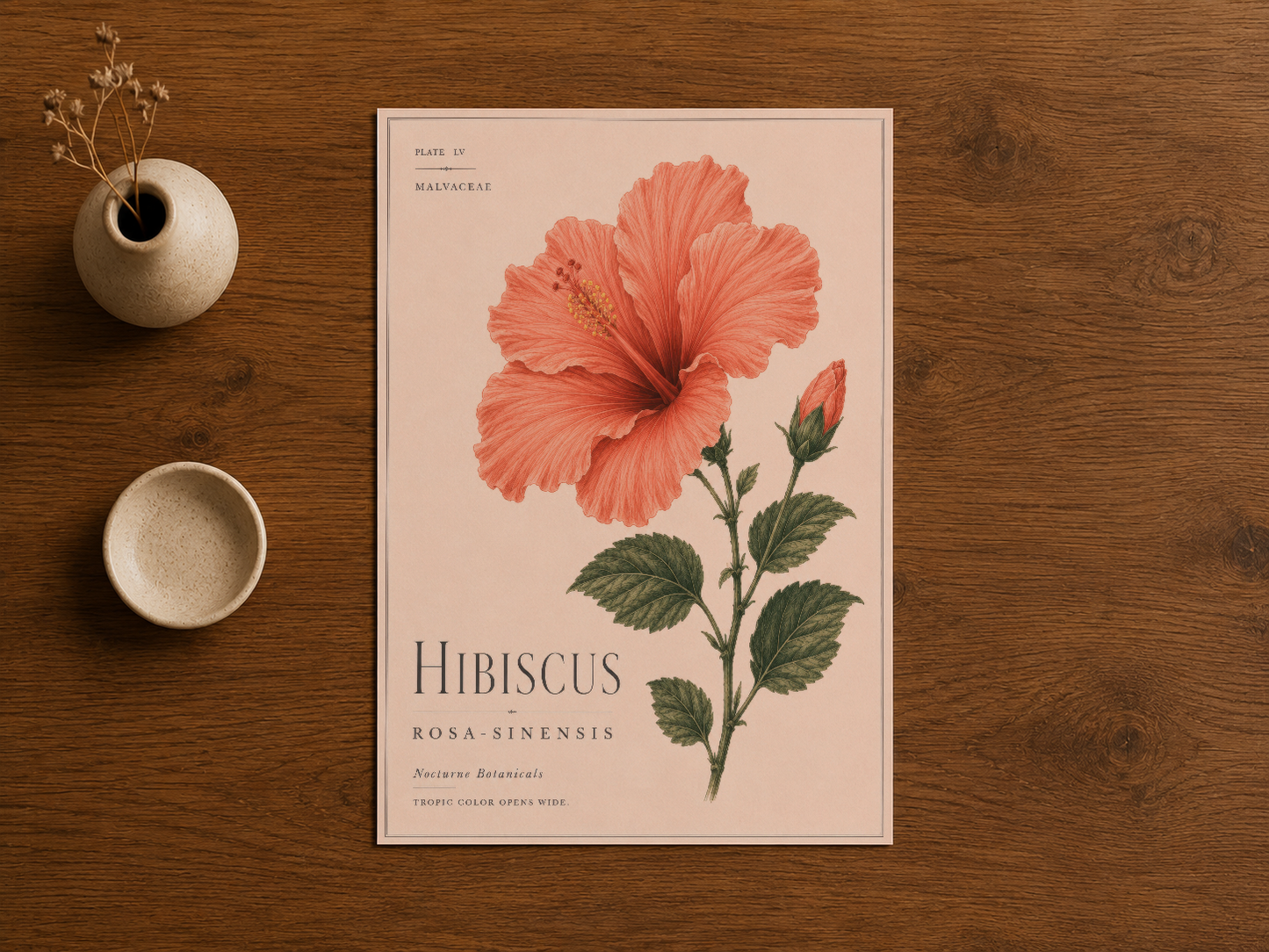 Detaylı hibiskus botanik baskısı, ahşap masada minimalist çiçek vazosu ile sergilenen poster.