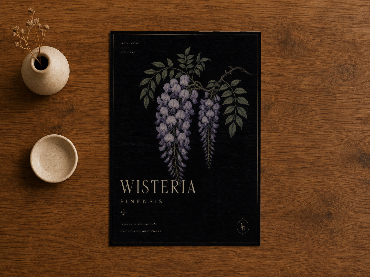 Botanik wisteria motiflü siyah arka planlı sanat tablosu, ahşap yüzeyde sergilenen poster.