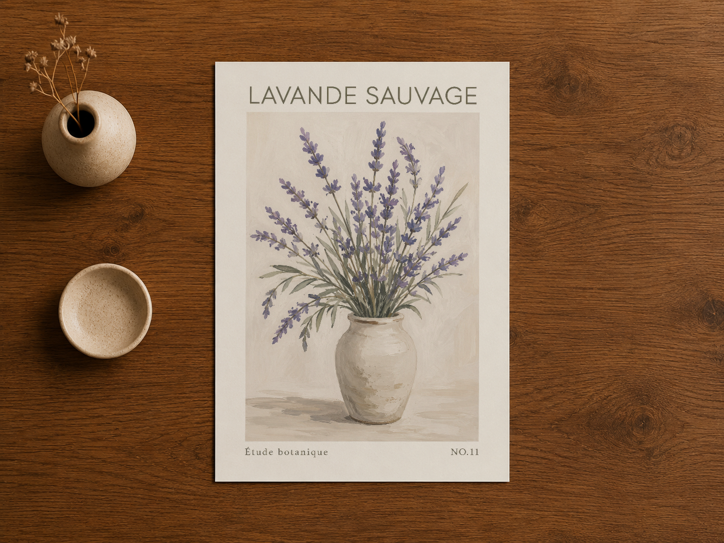 Etude Botanique imzalı Lavanta Sauvage tablosu, ahşap masada sergilenen minimalist floral baskı tasarım.