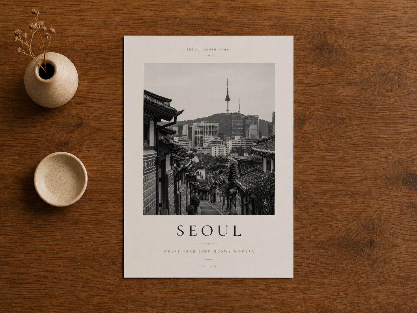 Odun masanın üzerinde sergilenen Seoul şehir tablosu, minimalist çerçeve ve nötr tasarım.