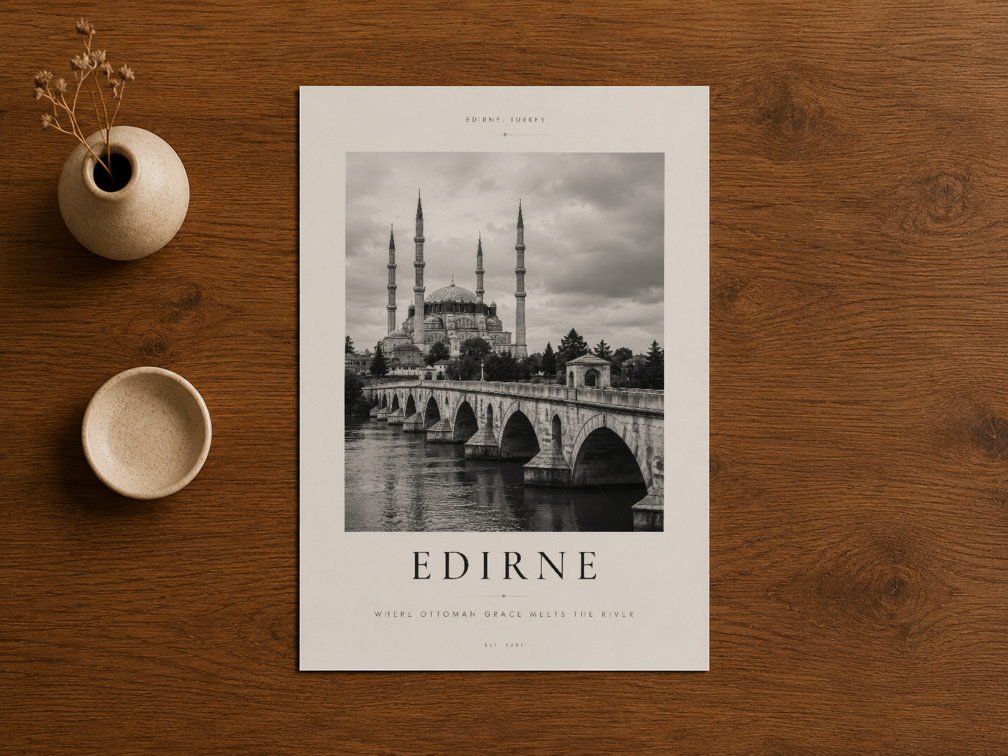 Edirne osmanlı mimarisi tablosu, ahşap masa üzerinde seramik aksesuar ile destekleniyor.