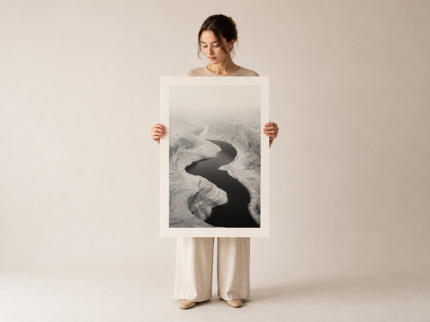 siyah beyaz nehir sanat baskısı, çerçeveli poster, doğanın çarpıcı doku ve kontrast oyununu gösterir.