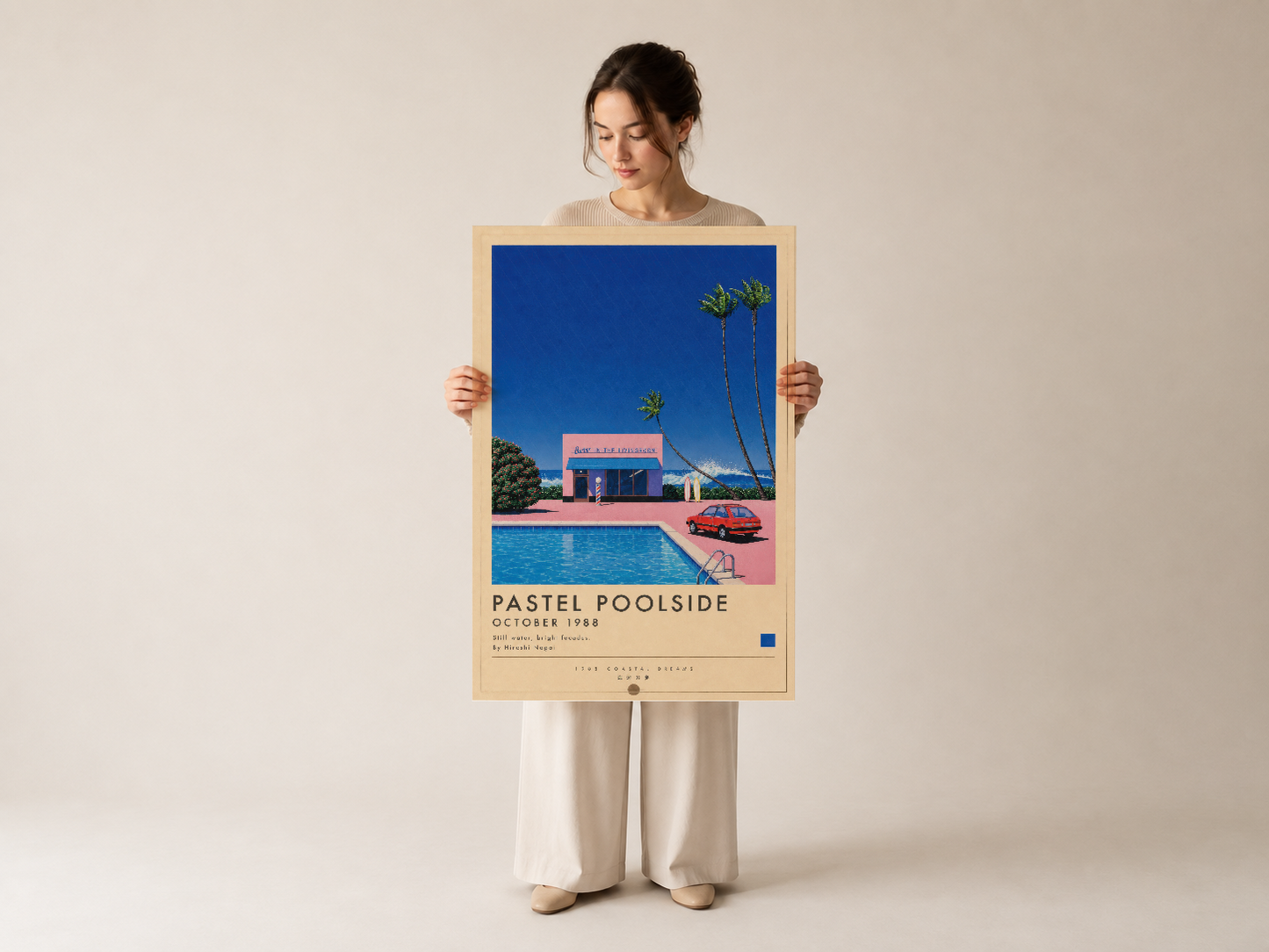 Pastel Poolside tablosunu cephesine tutan kişi, açık ahşap çerçevede, dönem mimarisi ve parlak renkli tasarımı açıkça