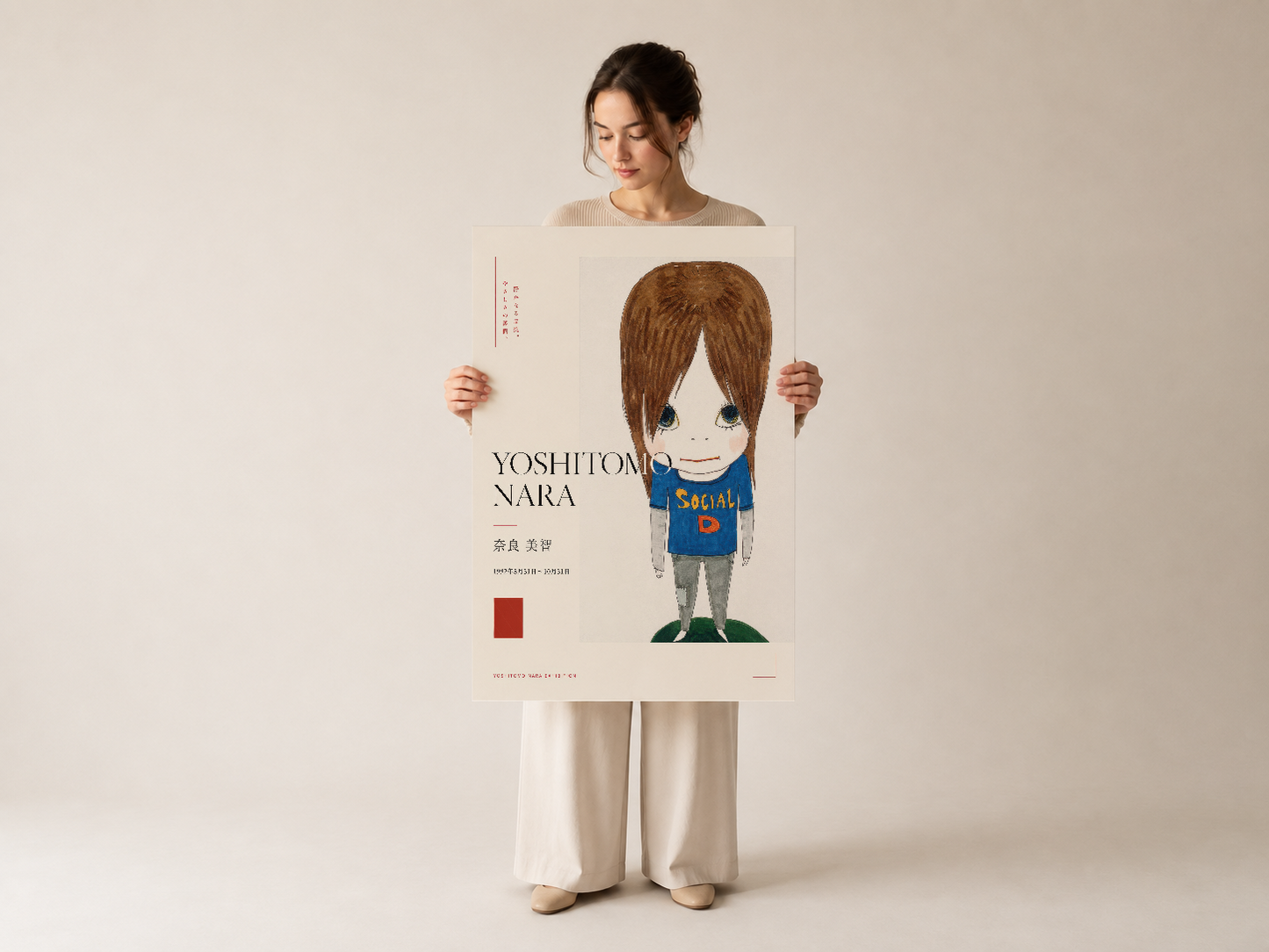 Yoshitomo Nara poster baskısı, elinde tutuluyor, sanatsal sosyal metin ve tasarım özellikleriyle.