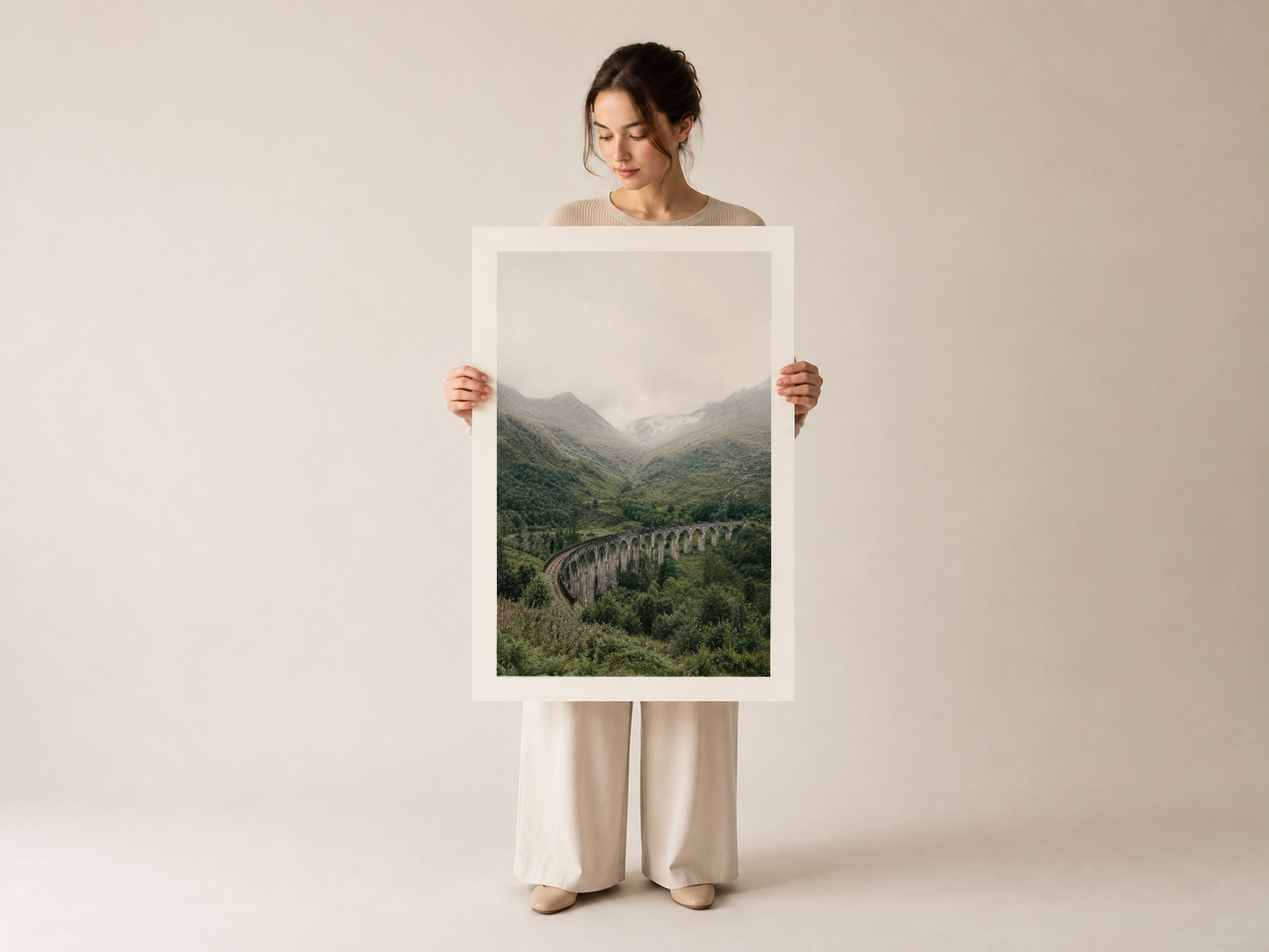 Misty dağ vadisi ve kemer köprüsü sahnesi, sade beyaz çerçeveli minimalist poster sanat.
